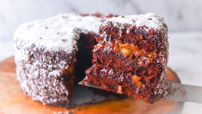 Bolo de chocolate amargo com frutas vermelhas prático demais