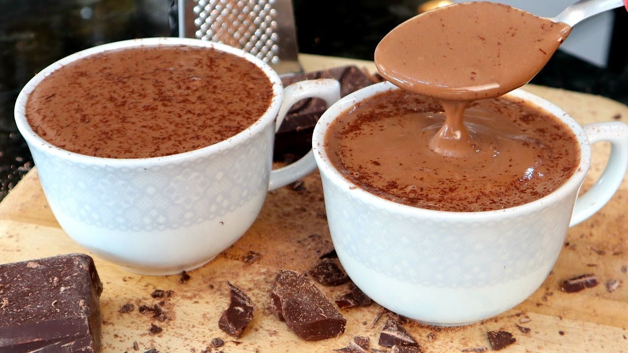 Chocolate quente com cacau em pó prático demais