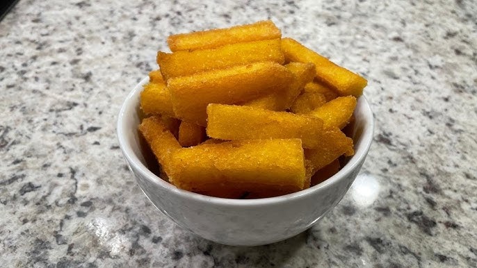 Polenta frita crocante por fora e macia por dentro