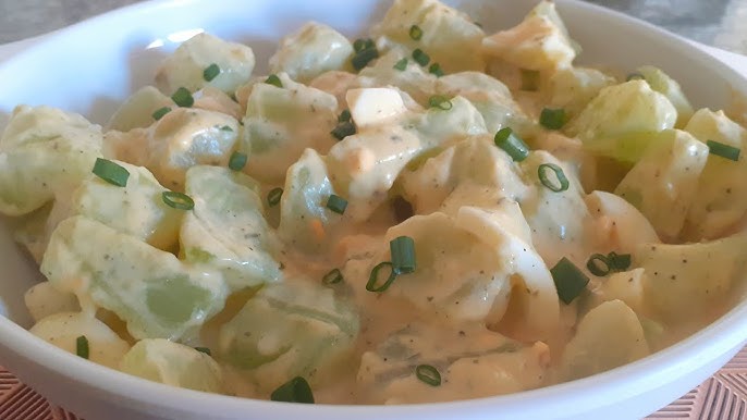 Salada fria de chuchu com maionese tudo gostoso
