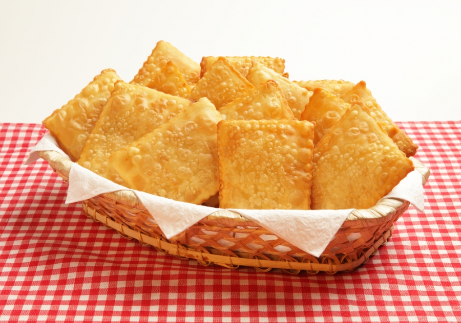 Pastel de angu com recheio cremoso prático demais