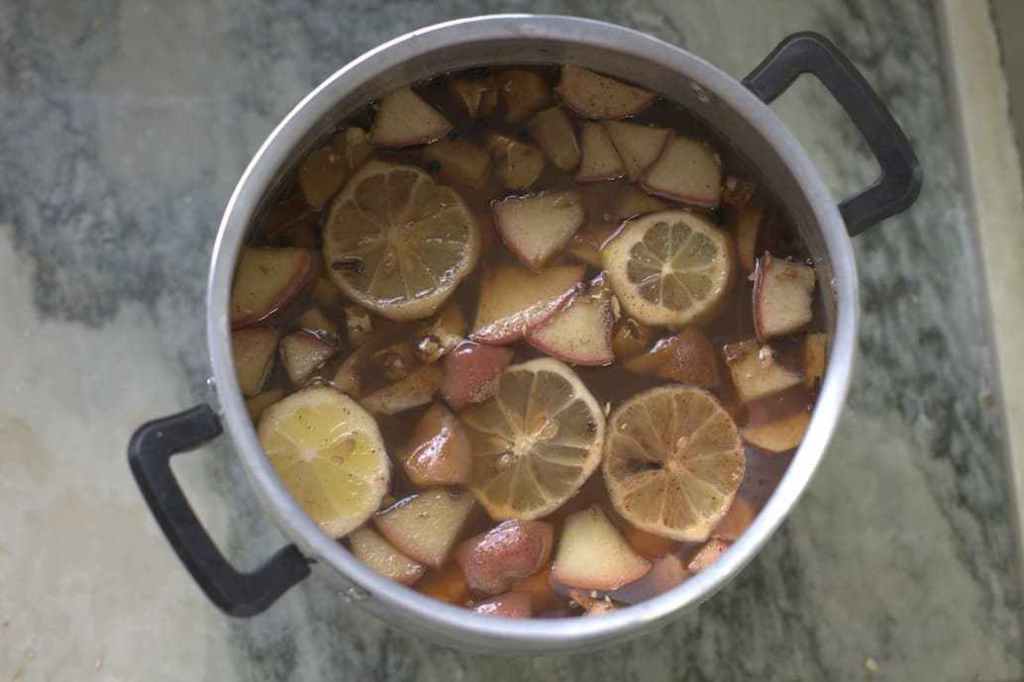 Vinho quente com frutas quentão