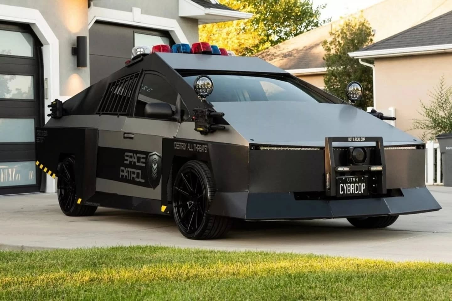 Primeira Tesla Cybertruck híbrida é na verdade Toyota Prius - Foto: Reprodução