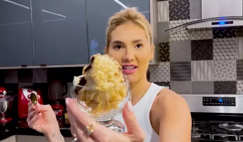 Virginia Fonseca com o Pavê de Paçoca