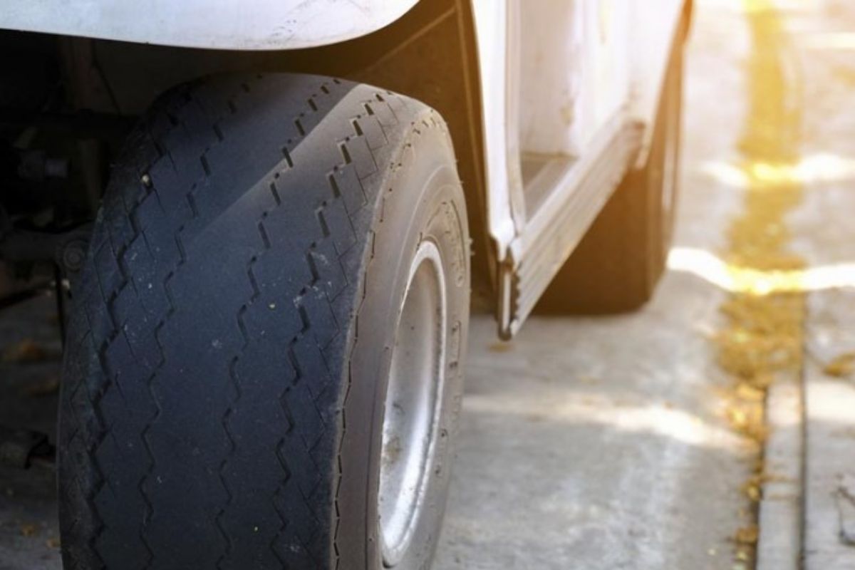 Pneu careca em um carro