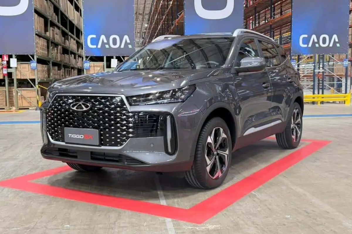 Tiggo 5X 2027 em um salão estacionado para exibição